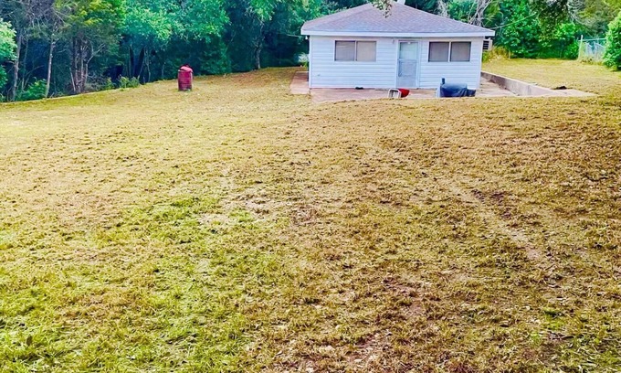 Lake Whitney Cabina | 0.4m walk to Lake Whitney! Small peaceful cabin that sleeps 12! Outdoor space!