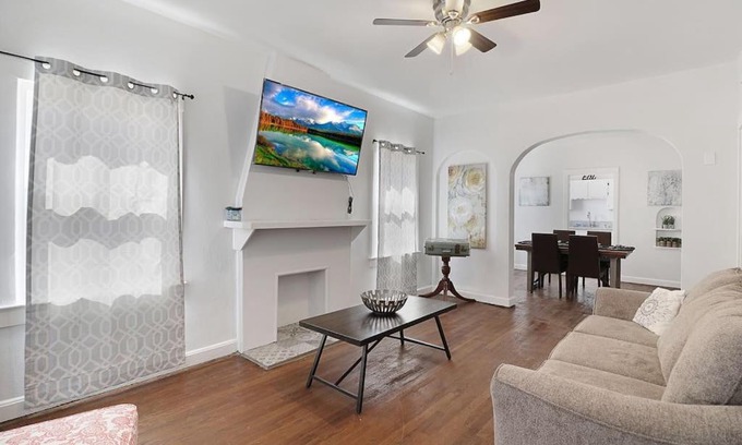 El Paso Casa | 007 themed airbnb Yes 5 min FORT BLISS