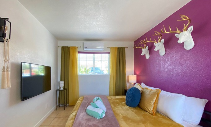 Desert Hot Springs Complejo | 02 The Prince Rm @ The O Spa | Mineral Spring Pools, Cannabis + Pet Friendly.