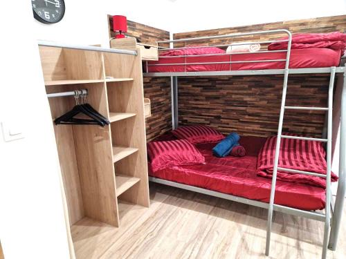 Razac-sur-l'Isle Apartamento | 09 - Joli studio avec clim, 2 lits, logement tout équipé pour 1, 2 ou 3 personnes maximum, vue sur parc arboré, parking privatif gratuit, grand fourgon possible, tout le linge de maison est fourni