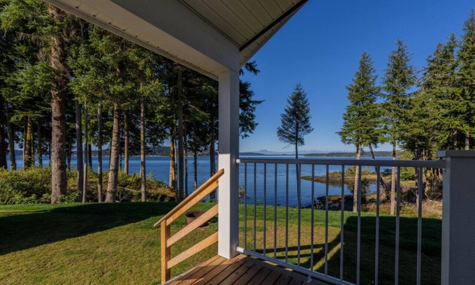 Regional District of Mount Waddington Cabaña | 09 - Kingfisher Cottage By The Sea at Alder Bay