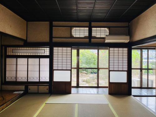 Aki Ward Casa | 1日1組限定 5LDKお洒落古民家 駐車場2台 夜景を望む宿 "一休庵" Traditional house with yard and parking