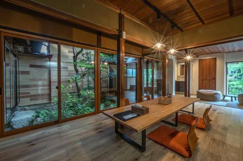 Hida Takayama Onsen Casa | 【1日1組限定4名まで同額】宮川沿いの町家一棟貸切ステイ ～WAT RESORT 飛騨まちやど 桜～