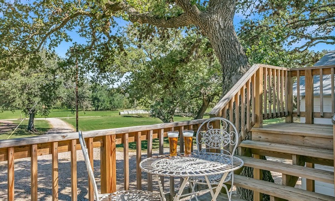 Stonewall Apartamento | 1/1 Loft | Queen Bed | Fire-pit | Pet Friendly w/ fee
