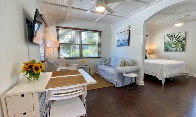 West Palm Beach Apartamento | 1/1 steps from downtown w/bikes. clean & comfortable