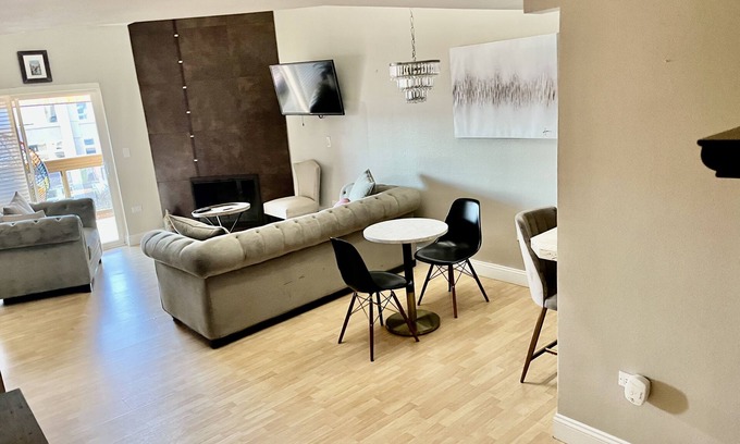 Cherry Creek Condominio | 1/2 a block from cherry creek north shops