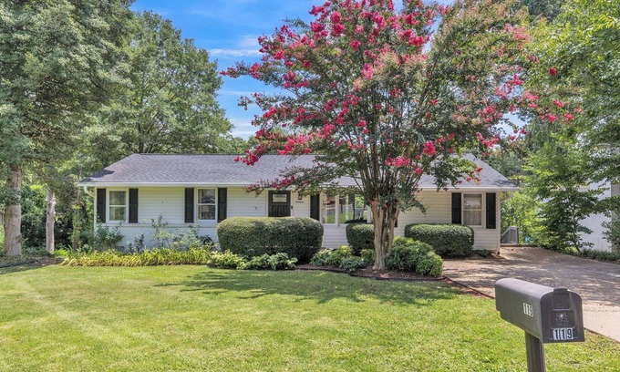 Greenville Casa | 1/2 acre, 2 master bedrooms, newly renovated 2 miles from downtown, very private