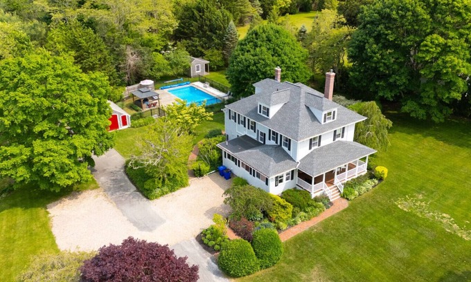 Cataumet Casa | 1.2 Acre Estate | Pool | Close to Beaches | Games