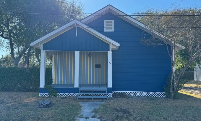 Portland Cabaña | 1-2 bedroom cottage in quiet Portland TX with central AC, optional fitness room.