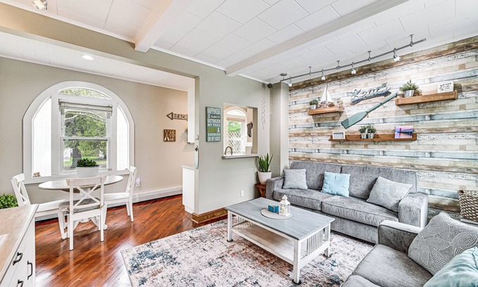 South Haven Condominio | 1/2 Mi to Beach & Lake Michigan: Condo w/Pool!