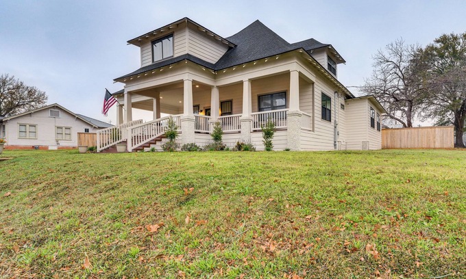 Brenham Casa | 1/2 Mi to Downtown Shops: Brenham Home w/ Fire Pit