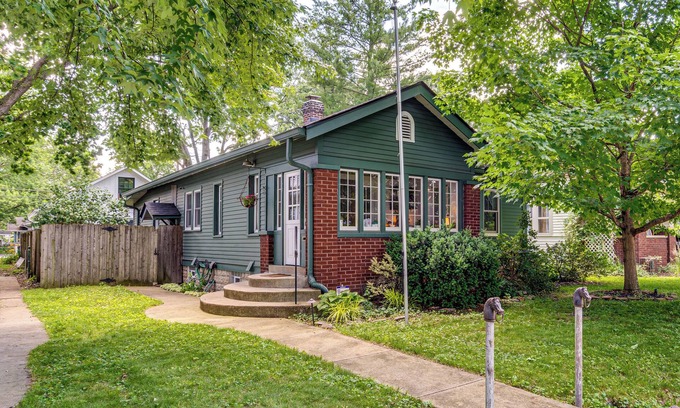Speedway Casa | 1/2 Mi to Indy Motor Speedway: Home w/ Yard!