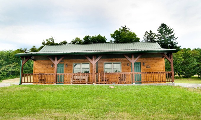 Flintstone Chalet De Esquí | 1/2 of a double cabin with two queen beds (sleeps 4)