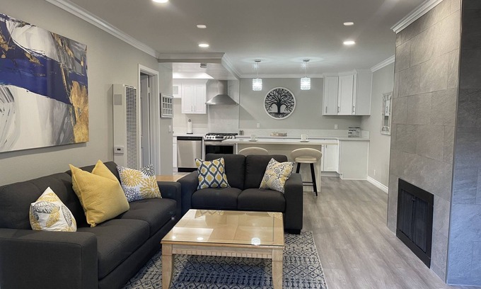 Huntington Beach Condominio | Condominio completo, no compartido, complejo turístico tranquilo cerca del centro