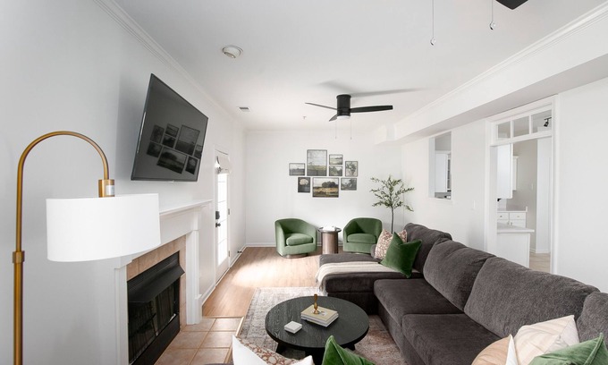 Alabaster Casa | 1.5 miles to shops & interstate! Family friendly modern townhouse.