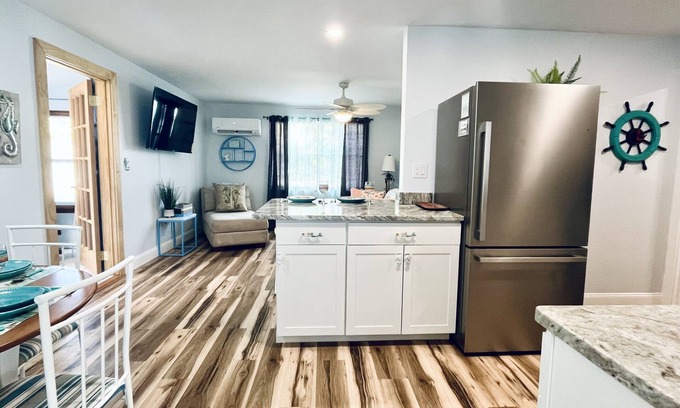 Jensen Beach Cabaña | 1.7 to Ocean! 4Beds, 2 Bikes,W&D, Grill,Park Boat, Pickleball, Screened TV porch
