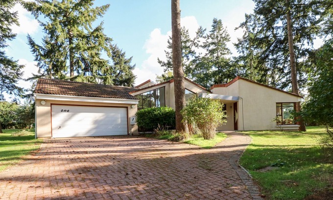 Thetford Cabaña | 1 ALEUTIA GARDENS, family friendly, with hot tub in Thetford