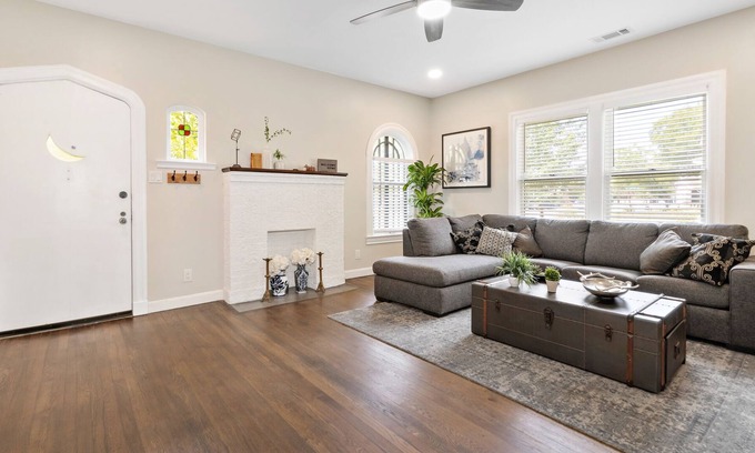 Hillsboro Casa | #1 Art Filled 2 Bed Tudor Brick Home - Downtown Hillsboro