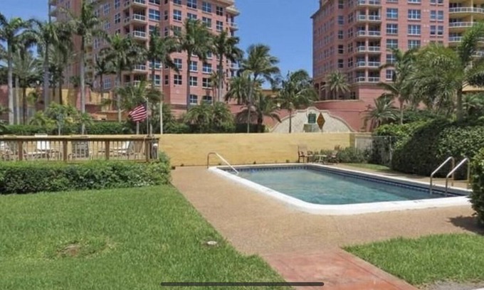 Dolphin Isles Condominio | 1 B / R Condo - Ubicación privilegiada y 1 minuto a pie de Ocean Beach, restaurantes y bares