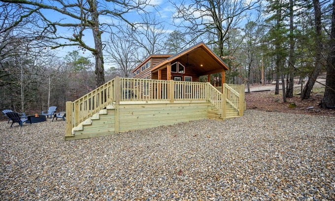 Broken Bow Cabina | 1 bdr + loft brand new tiny home w/ hot tub by a seasonal creek