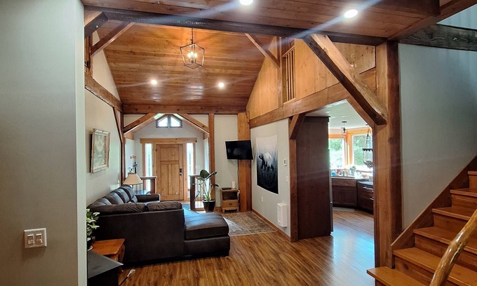 Nelson Casa | 1 bdrm, 2 bed in a house to yourself mins from sandy beaches, trails and Nelson!