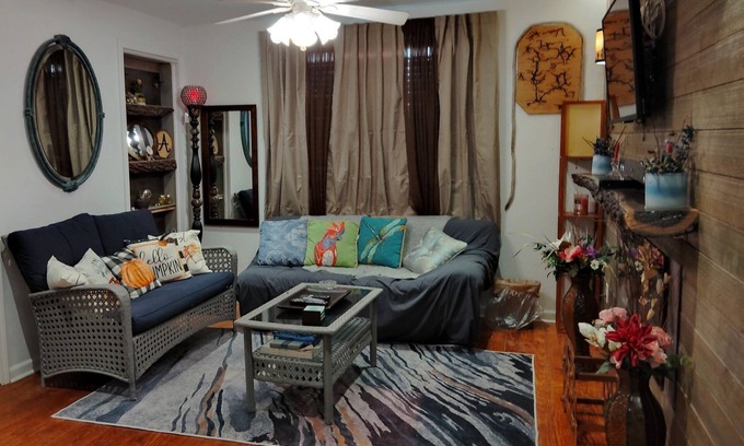 South Hyde Park Casa | 1 Bed/1 Bath near UMKC and The Plaza