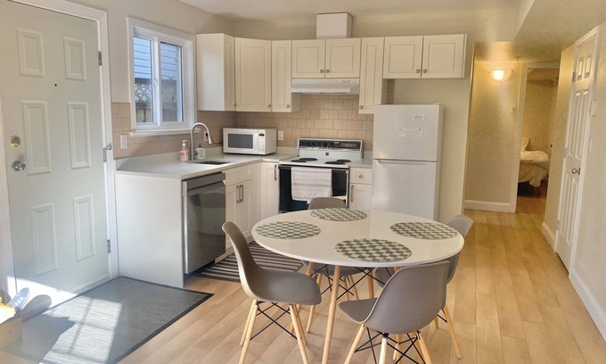 Port Coquitlam Casa | 1 Bed 1 Bath Suite Coquitlam Centre