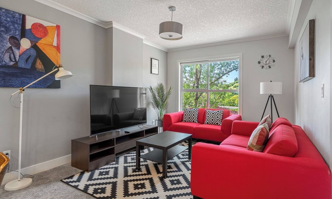 Crescent Heights Condominio | 1 Bed + 1 Bath Vibrant, Stylish & Cozy Waterfront Condo in Downtown