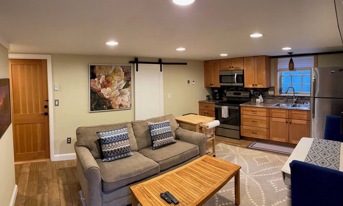 Loyal Heights Apartamento | ✔️1 bed/bath unit with washer/dryer, & private entrance in a quiet neighborhood.
