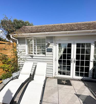 South Hayling Casa | 1 Bed Cabin - Sleeps 2 - Pets - Garden - Parking