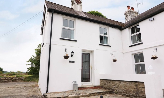 Llandyssiliogogo Cabaña | 1 bed Clock house cottage with hot tub, West Wales