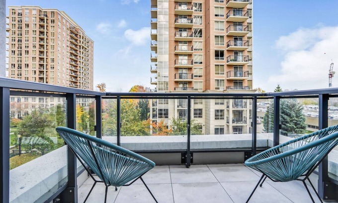 Flemingdon Park Condominio | 1 Bed + Den Luxe Suite -Inn On The Park at Sunnybrook - North York