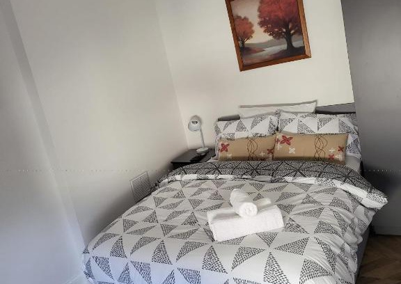 Stone Apartamento | 1 Bed Flat - Sleeps 2 - Parking - Wifi