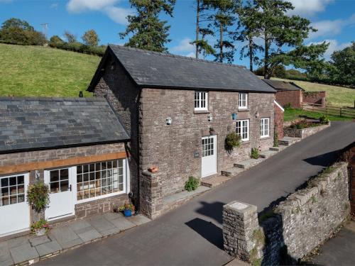 Llanfihangel Tal-y-llyn Casa | 1 Bed in Bwlch BN270