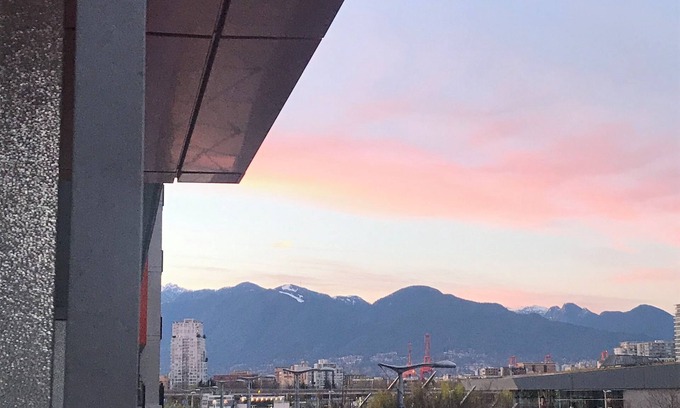 Southeast False Creek Condominio | 1-bed pet-friendly Olympic Village condo with pool & hot tub, 5 min from seawall