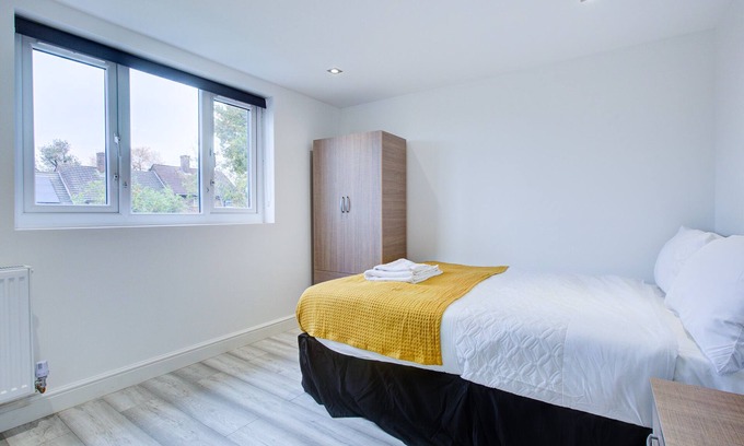 Gooshays Casa | 1 bed-Sleeps -Elizabeth Line-Free Parking