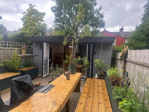Childs Hill Apartamento | 1 Bed Studio - Sleeps 2 - Parking - Wifi