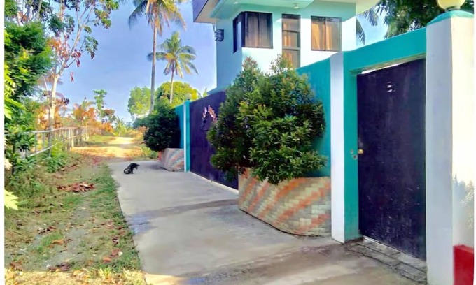 San Remigio Cama Y Desayuno | 1 Bed with full bath AC, Rooftop and walking distance to beach