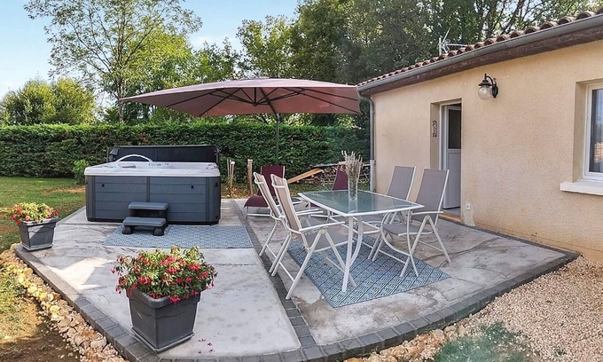 Saint-Martial-de-Nabirat Casa | 1 bedroom awesome home in Saint-Martial-De-Nabir