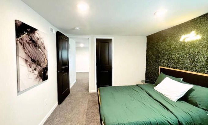 Central Forest Park Apartamento | 1 Bedroom 1 Bathroom Apartment with Private Entrance & Guest Suite