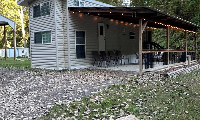 McGregor Alquiler De RV | 1 bedroom, 2 loft Park Model in campground in Marquette, Iowa.