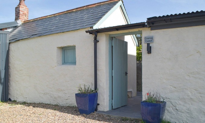 Trefin Cabaña | Within walking distance of the beach and well presented throughout.