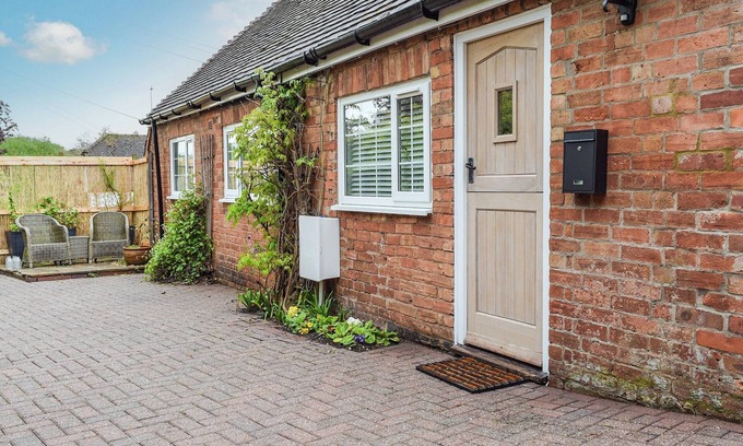 Grandborough Cabaña | 1 bedroom accommodation in Marton, near Rugby