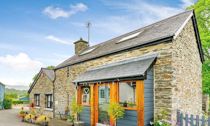 Eglwys-fach Cabaña | 1 bedroom accommodation in Furnace, near Machynlleth