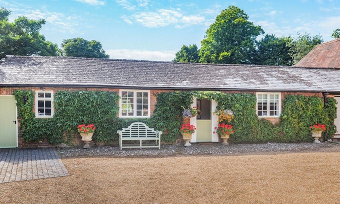 Stockbridge Cabaña | 1 bedroom accommodation in Over Wallop, near Stockbridge