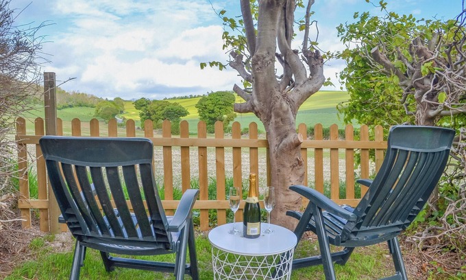 Lyminge Cabaña | 1 bedroom accommodation in Etchinghill, near Folkestone