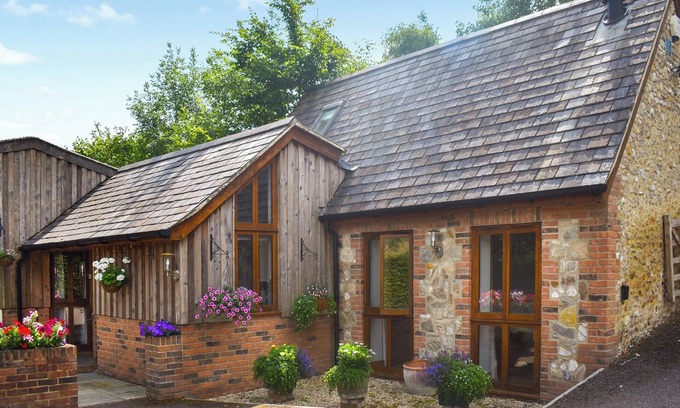 Raymonds Hill Cabaña | 1 bedroom accommodation in Lyme Regis