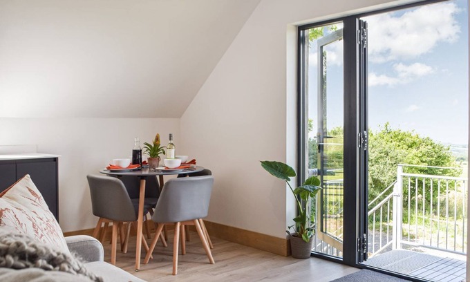 Llandyssiliogogo Cabaña | 1 bedroom accommodation in Synodd Inn