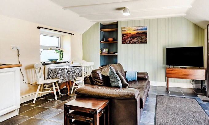 Haverfordwest Cabaña | Picked for its beautiful hamlet location and close to the coast - a perfect couples retreat.