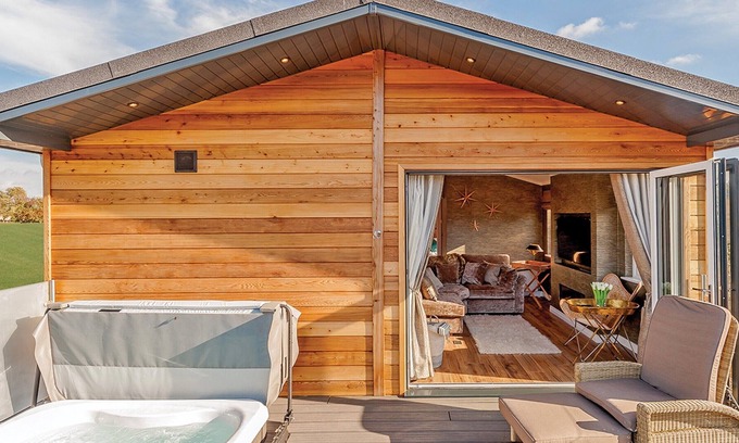 Woodbridge Cabina | 1 bedroom accommodation in Bredfield, Woodbridge